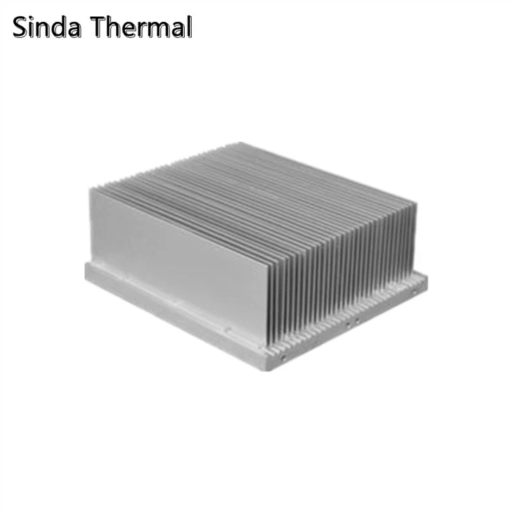 Dissipateur thermique à ailettes serties